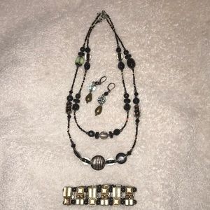 Necklace, earrings an bracelet